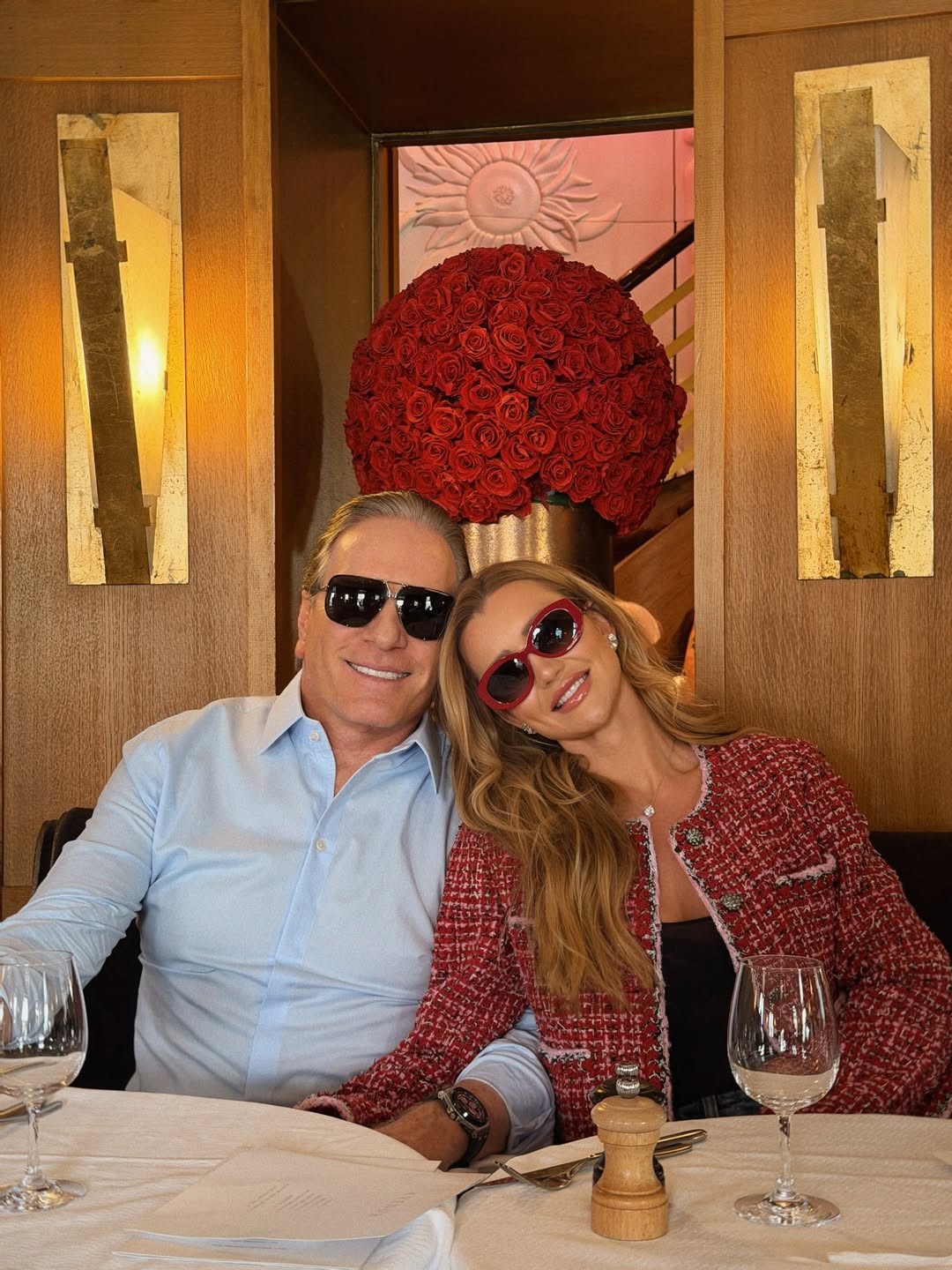 Ana Paula Siebert aposta no clássico 'hi-lo' e brilha com look tweed e jeans ao lado de Roberto Justus em Paris