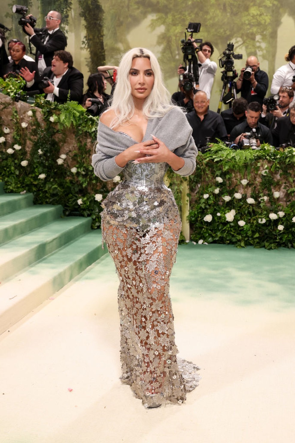 Kim Kardashian surge deslumbrante para o MET Gala 2024
