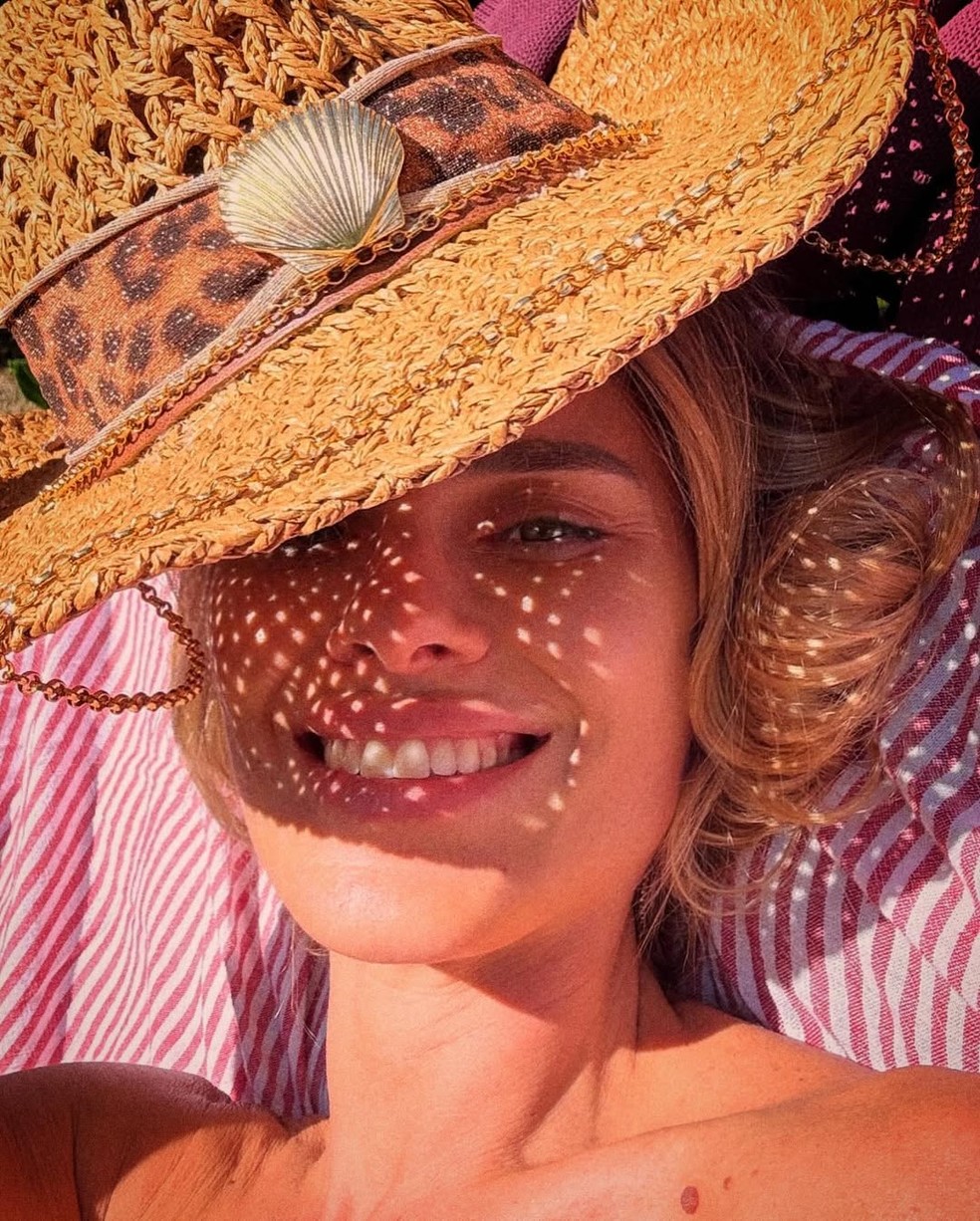 Carolina Dieckmann inicia semana aproveitando dia de sol — Foto: Reprodução/Instagram