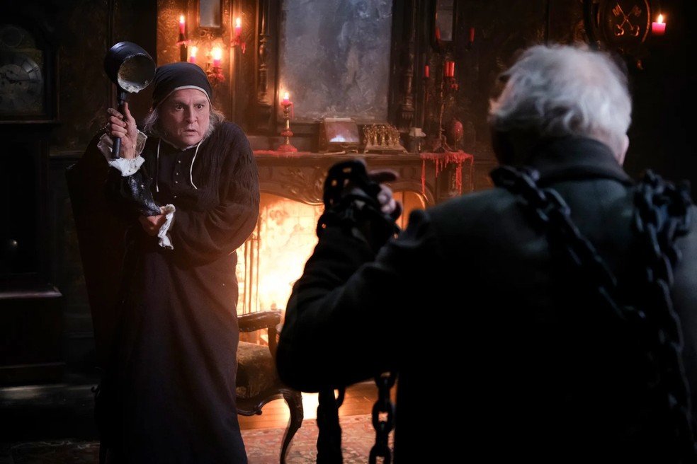 Johnny Depp e Ian McKellen em “Ebenezer” — Foto: Jaap Buitendijk/Paramount Pictures