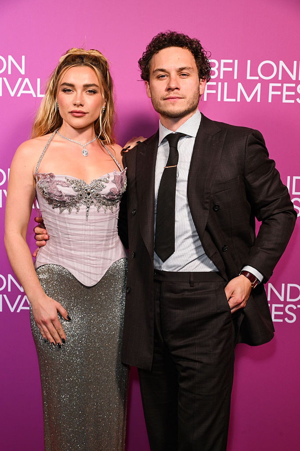 Florence Pugh e Finn Cole comparecem à exibição de “In The Shadows” durante o 70º Festival de Cinema de Londres do BFI — Foto: GettyImages