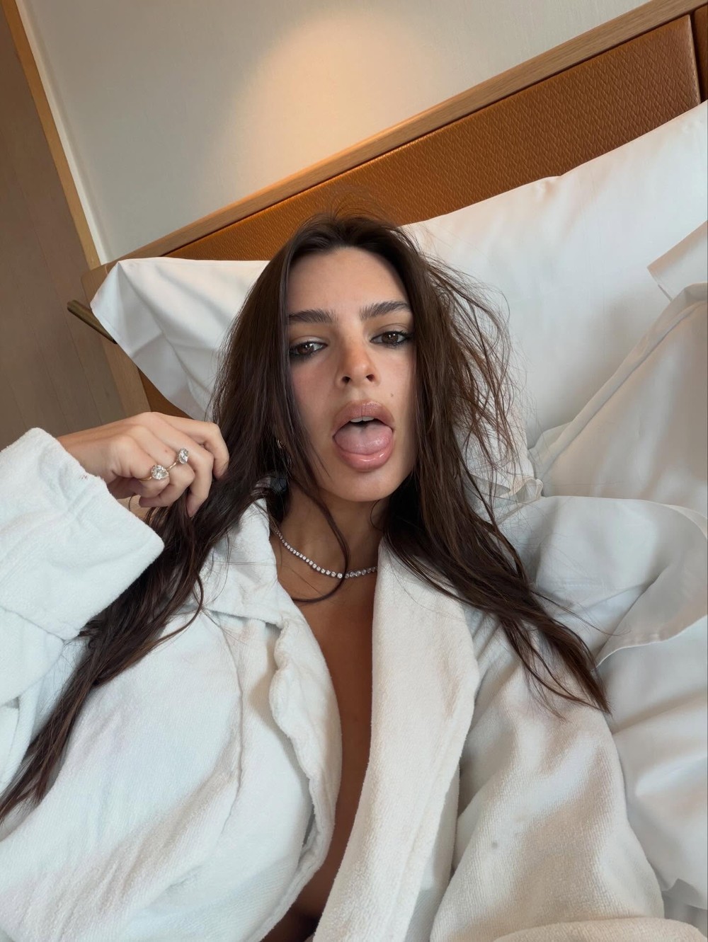 Emily Ratajkowski mostra detalhes ousados de bastidores de sua ...