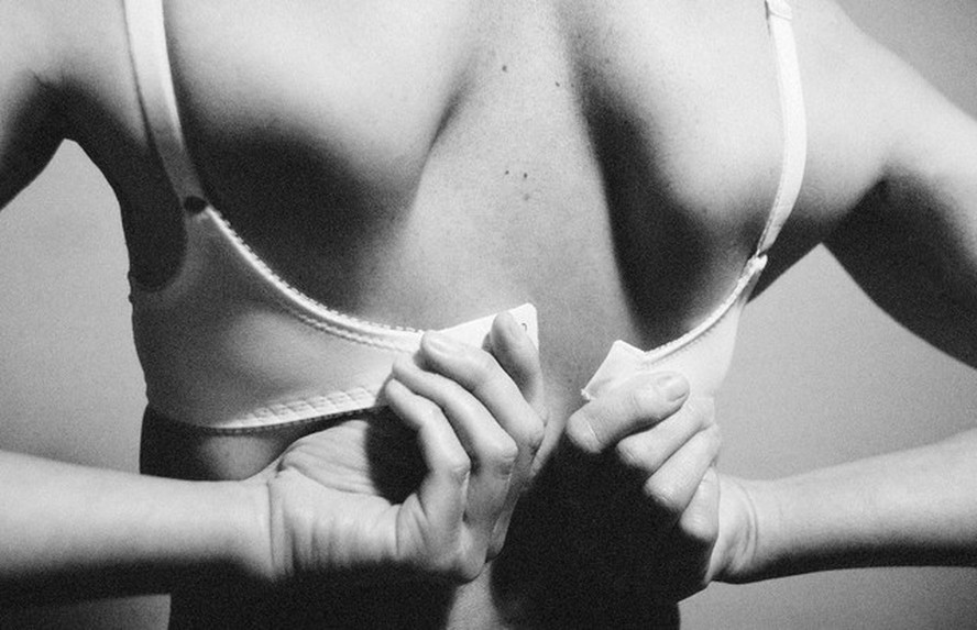 Foto de Woman with hands on breasts in black and white / Outubro