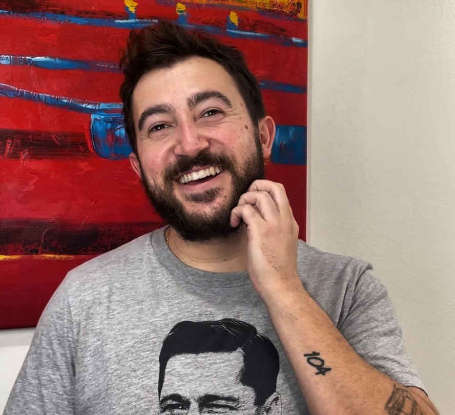 Vincent Martella, de &lsquo;Todo Mundo Odeia o Chris&rsquo;, mobiliza avião de