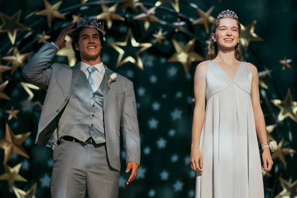 Joel Oulette como Tommy Ross, Summer H. Howell como Carrie White em 'Carrie' — Foto: Robert Falconer/Prime