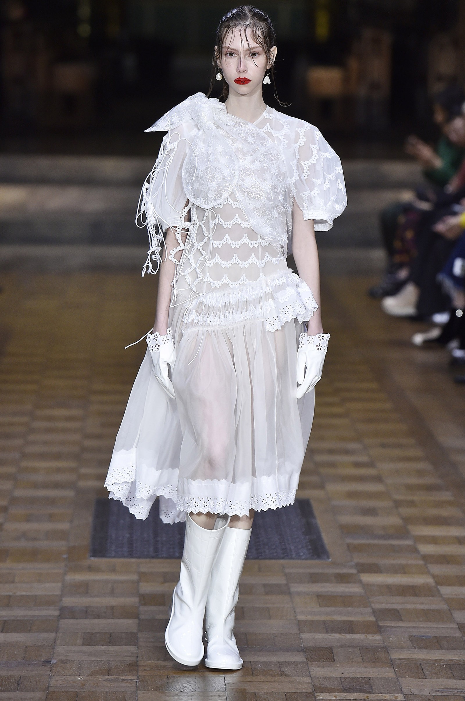 Simone Rocha assina verão romântico e marcado pela sensibilidade