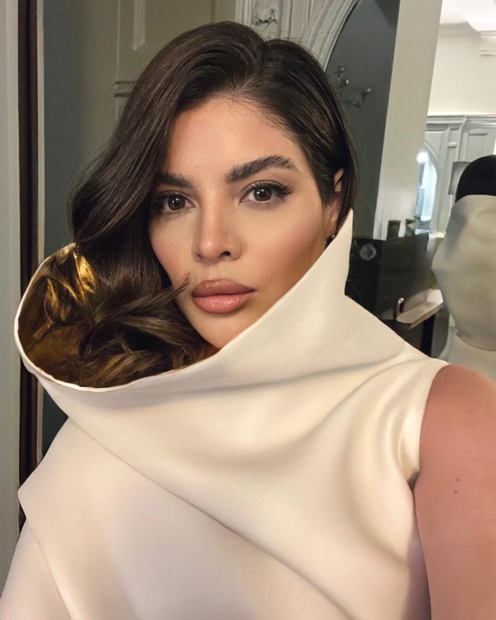 Gkay usa túnica fashionista exclusiva em novos registros de Paris