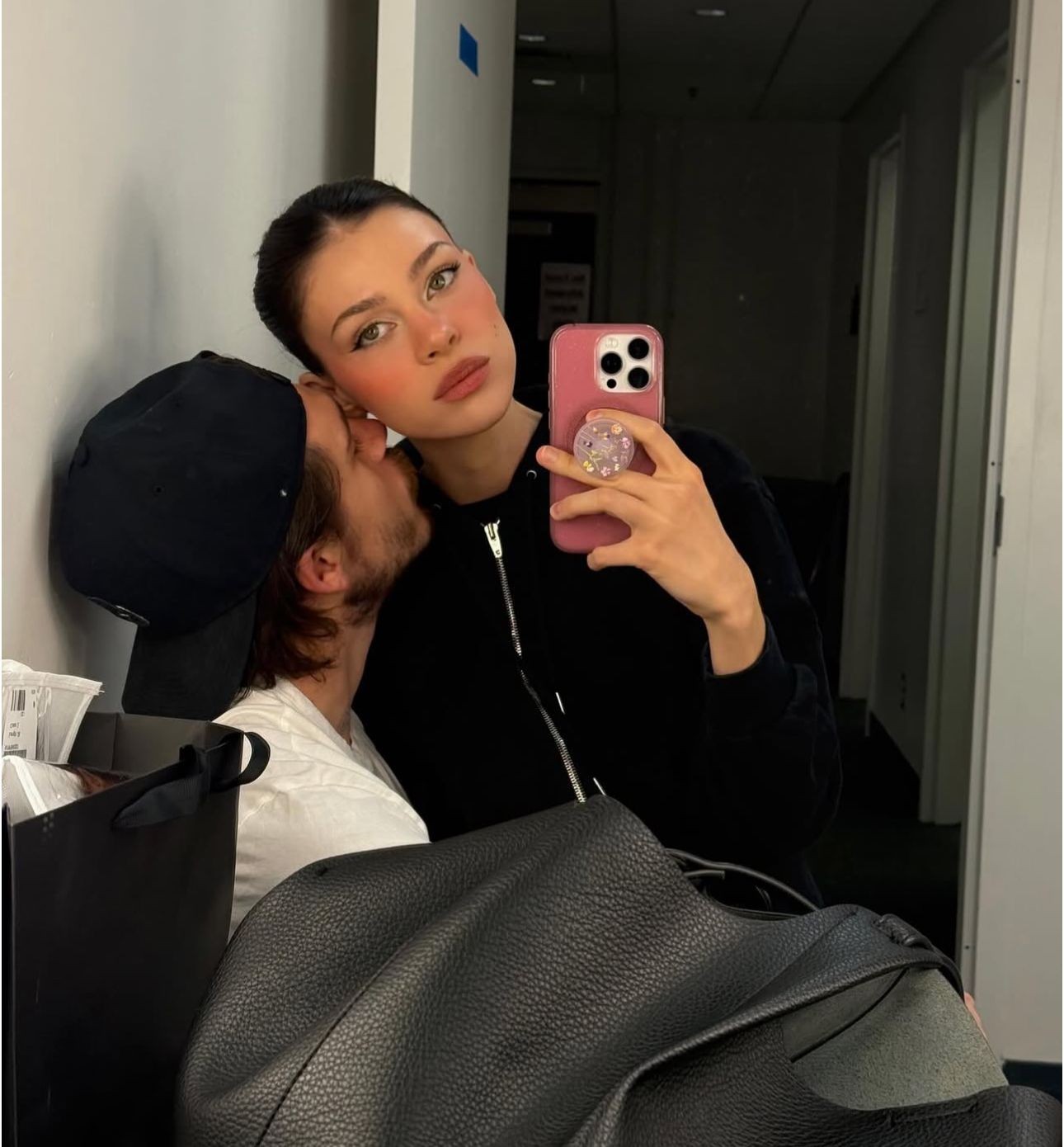 Nicola Peltz Beckham posa em clima de romance com Brooklyn