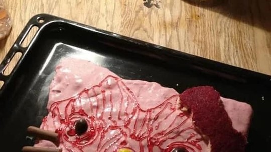 Mulher encomenda bolo da Hello Kitty e recebe sobremesa assustadora
