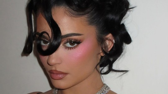 Blush abaixo dos olhos é o truque de maquiagem para parecer mais descansada Blush abaixo dos olhos é o truque de maquiagem para parecer mais descansada