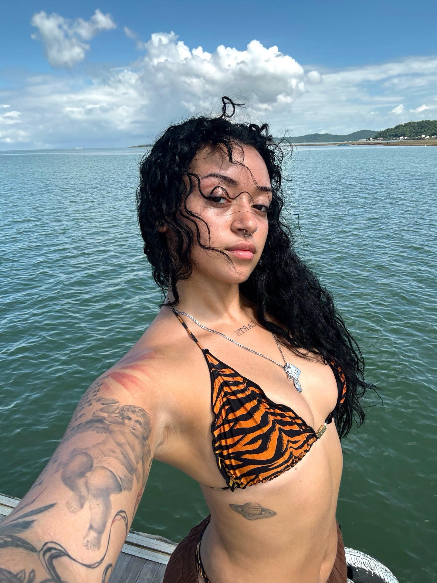 Camilly Victoria posta selfie e ganha chamego de Carla Perez e Xanddy: 