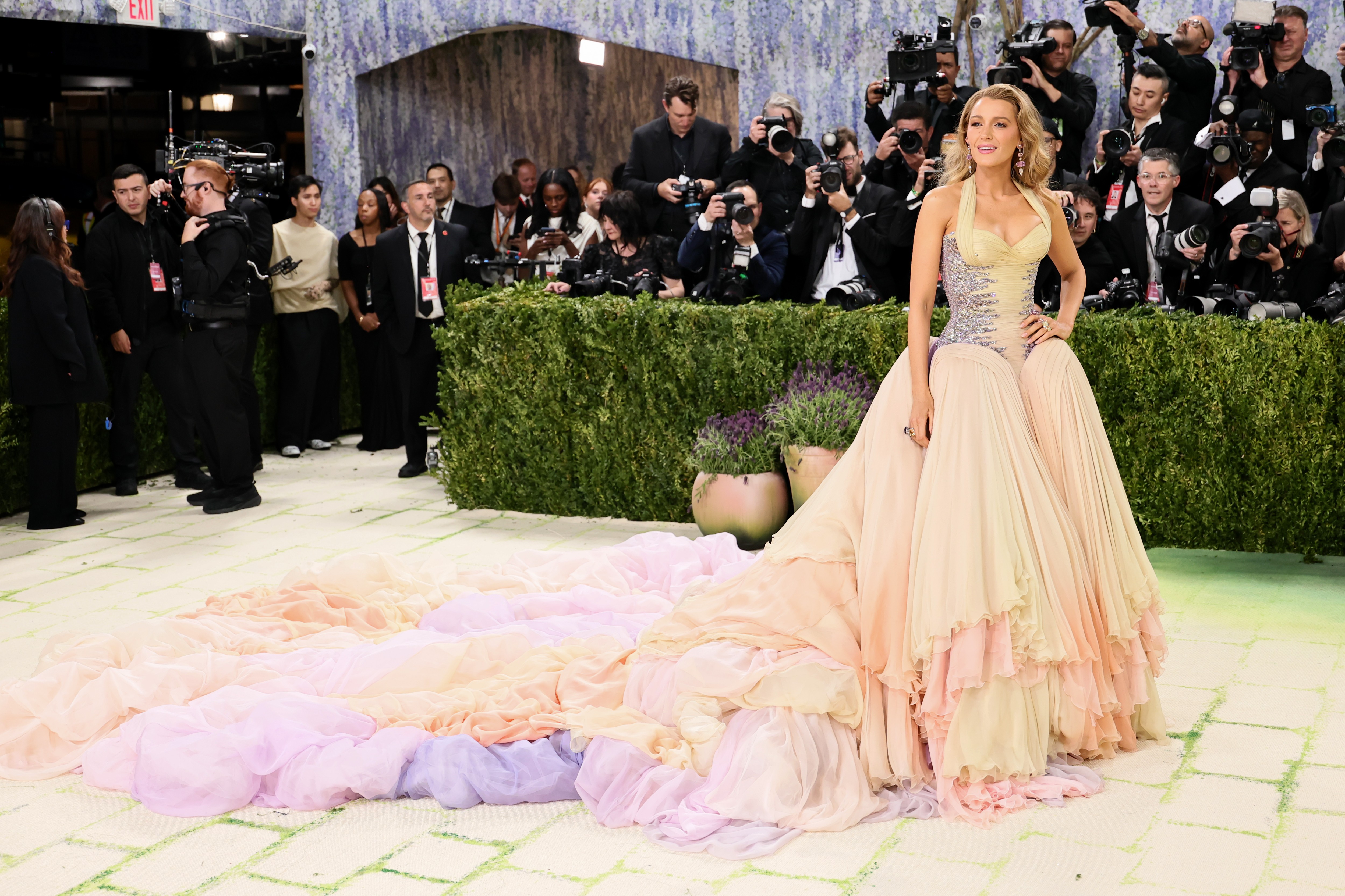 Blake Lively cruza o tapete vermelho do Met Gala 2026 com vestido quilométrico
