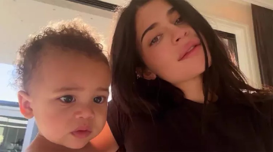 Kylie Jenner muda oficialmente o nome do filho 16 meses após seu nascimento Celebridades Vogue