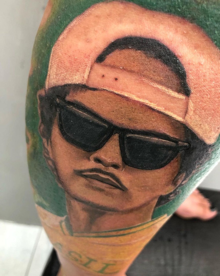 Imagem de Bruno Mars tatuada na perna