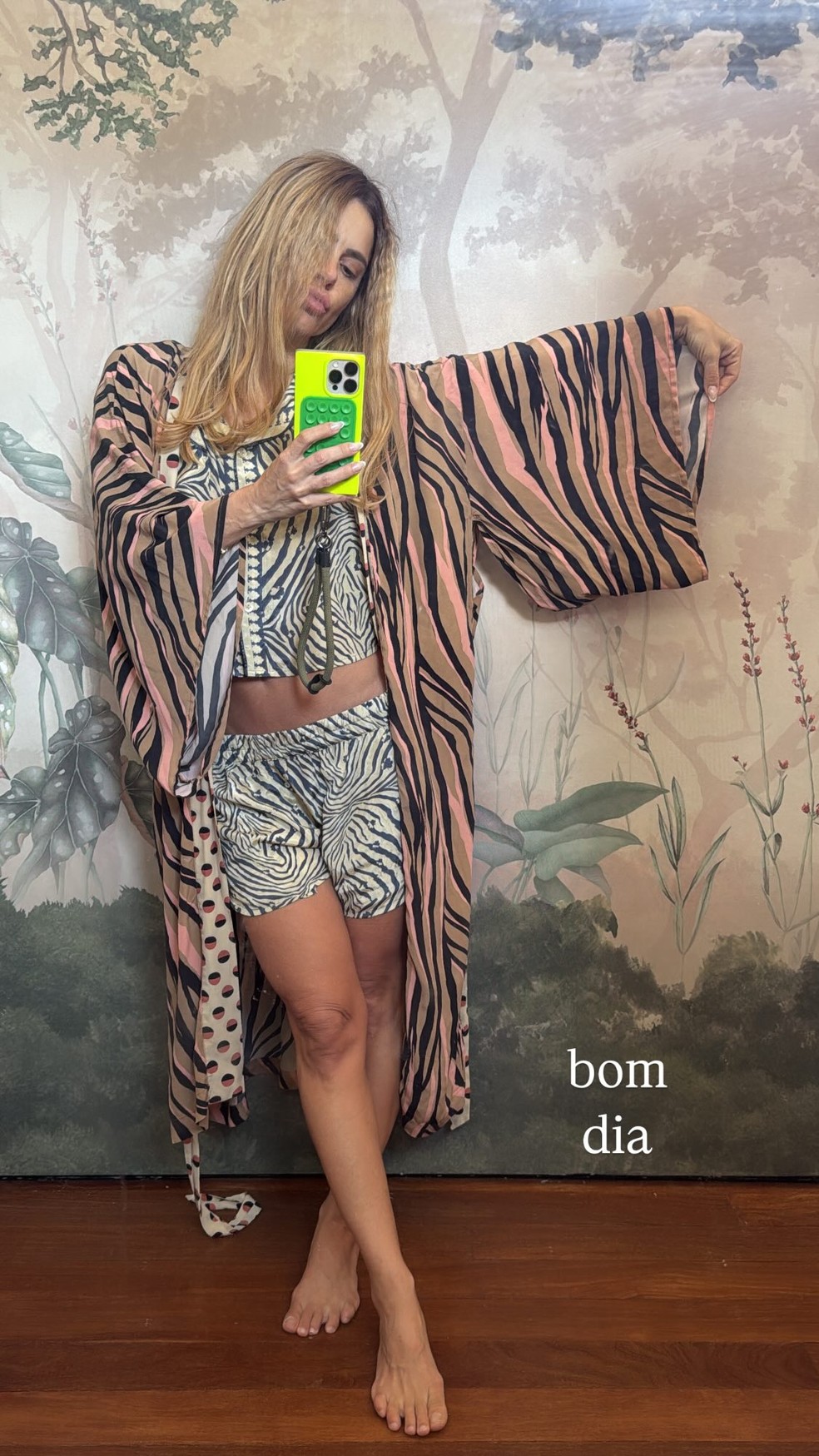 Carolina Dieckmann inicia dia com look animal print — Foto: Reprodução/Instagram