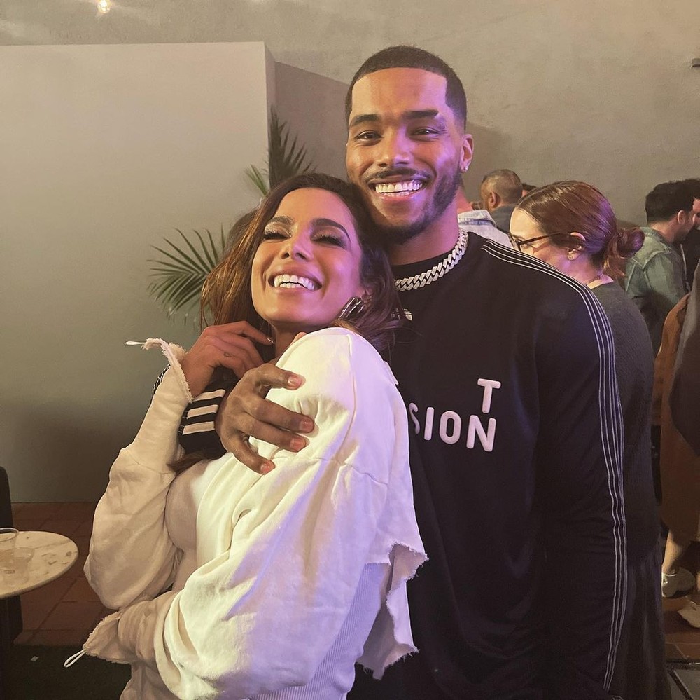 Rome Flynn posta foto com Anitta e fãs brasileiros vão à loucura