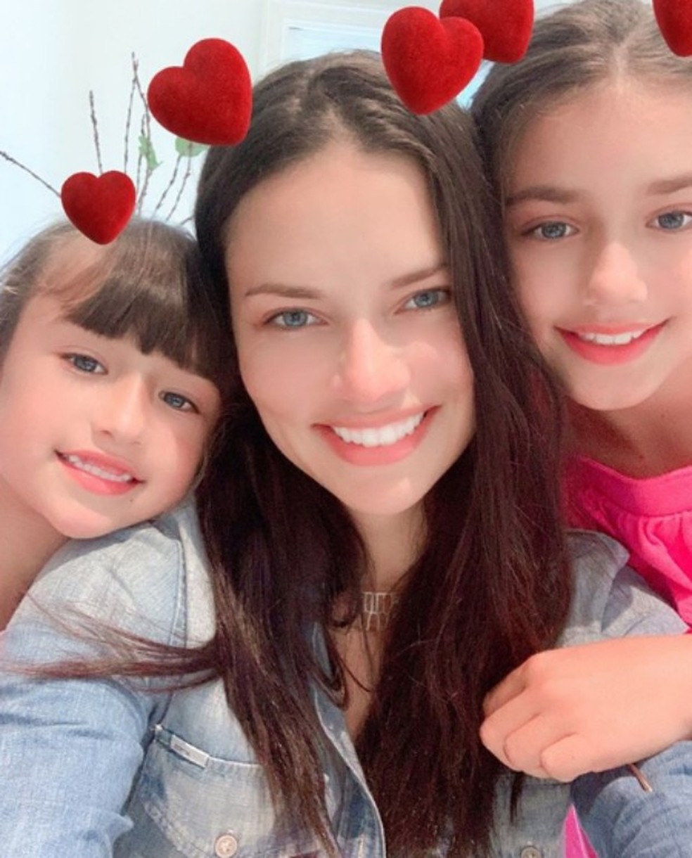 Adriana Lima posa com as filhas e exibe semelhança Celebridades Vogue