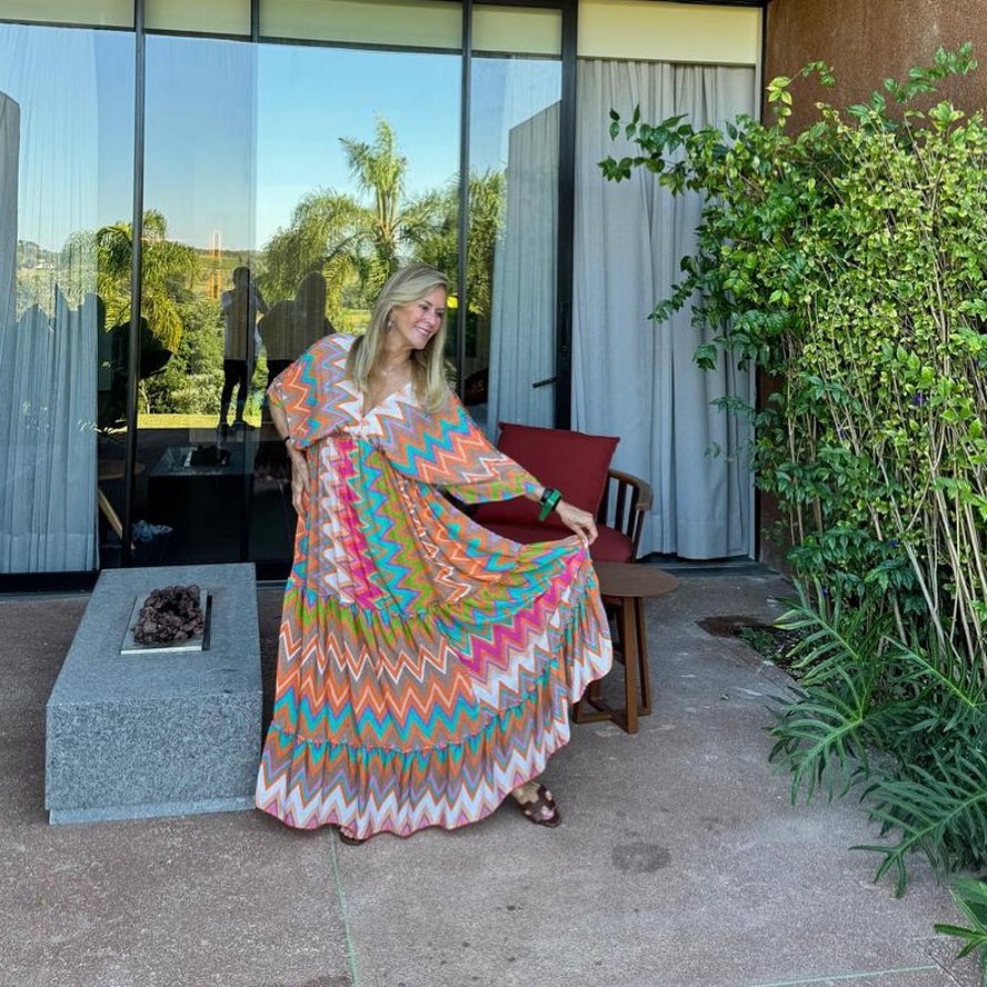 Helô Pinheiro faz charme ao posar para foto e ganha elogios na web: 'Linda'