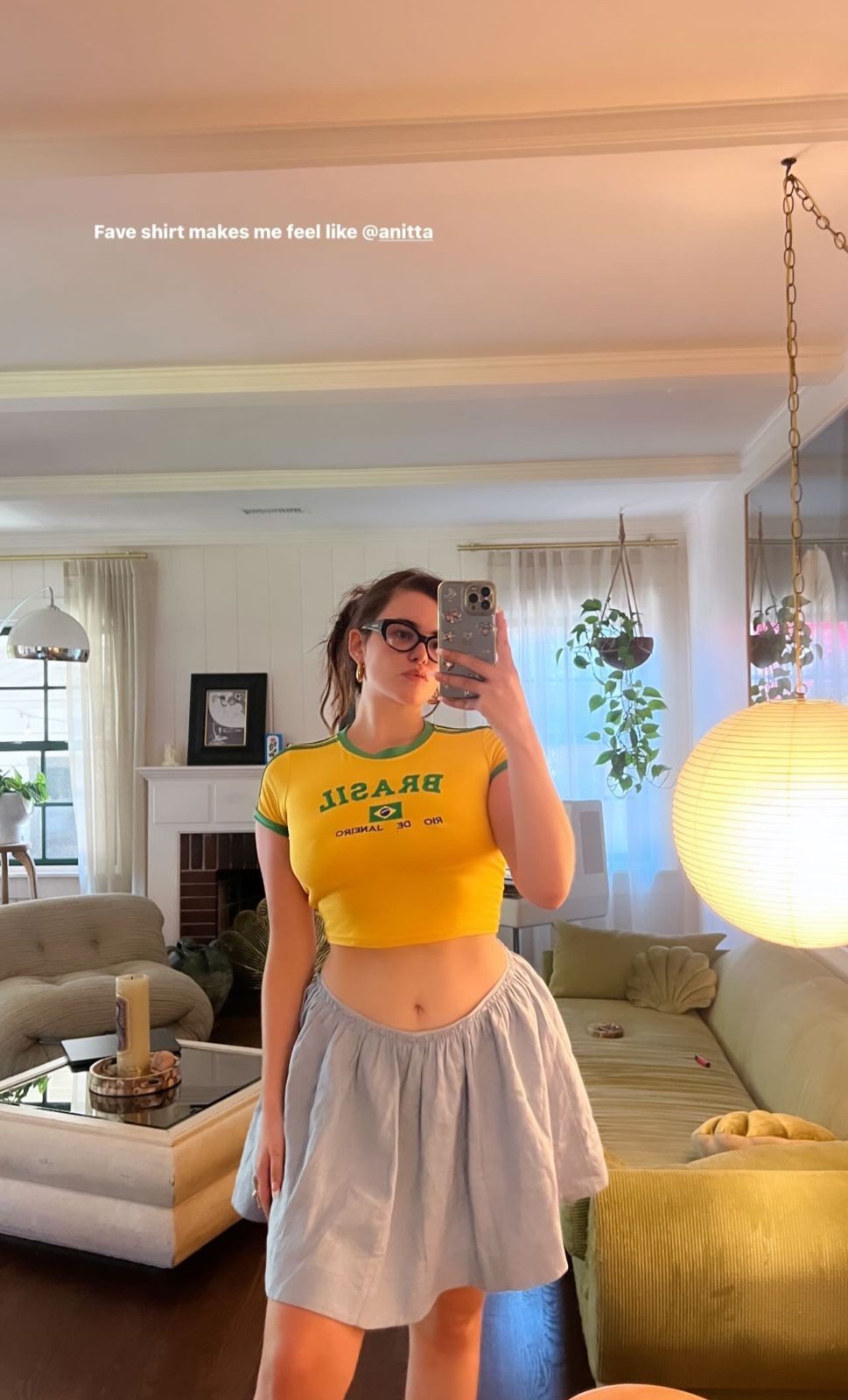 Barbie Ferreira posa com camiseta favorita e cita Anitta
