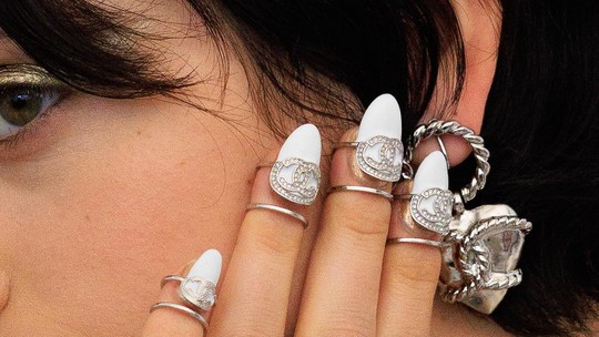 Tranças boho, maquiagem metalizada e anéis de unhas: os destaques da beleza do cruise da Chanel 