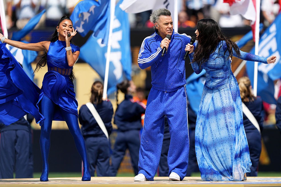 Nicole Scherzinger, Robbie Williams e Laura Pausini — Foto: GettyImages