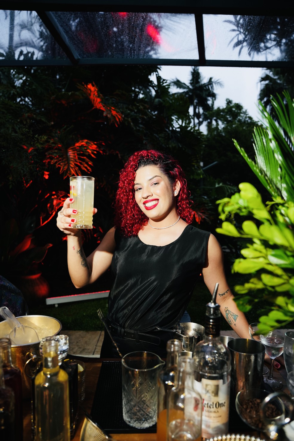 Débora Santana foi uma das bartenders formadas pela Learning for Life que desenvolveram um coquetel para o Vogue Celebra — Foto: Bruna Guerra