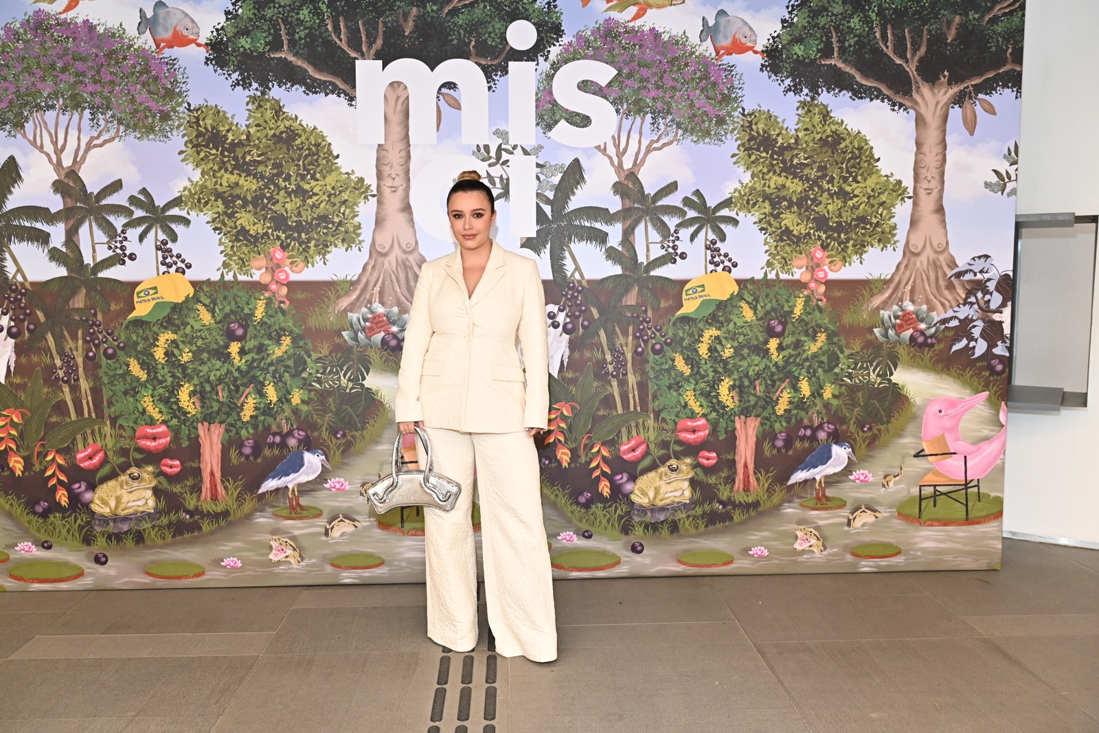 Famosos prestigiam desfile da Misci em São Paulo