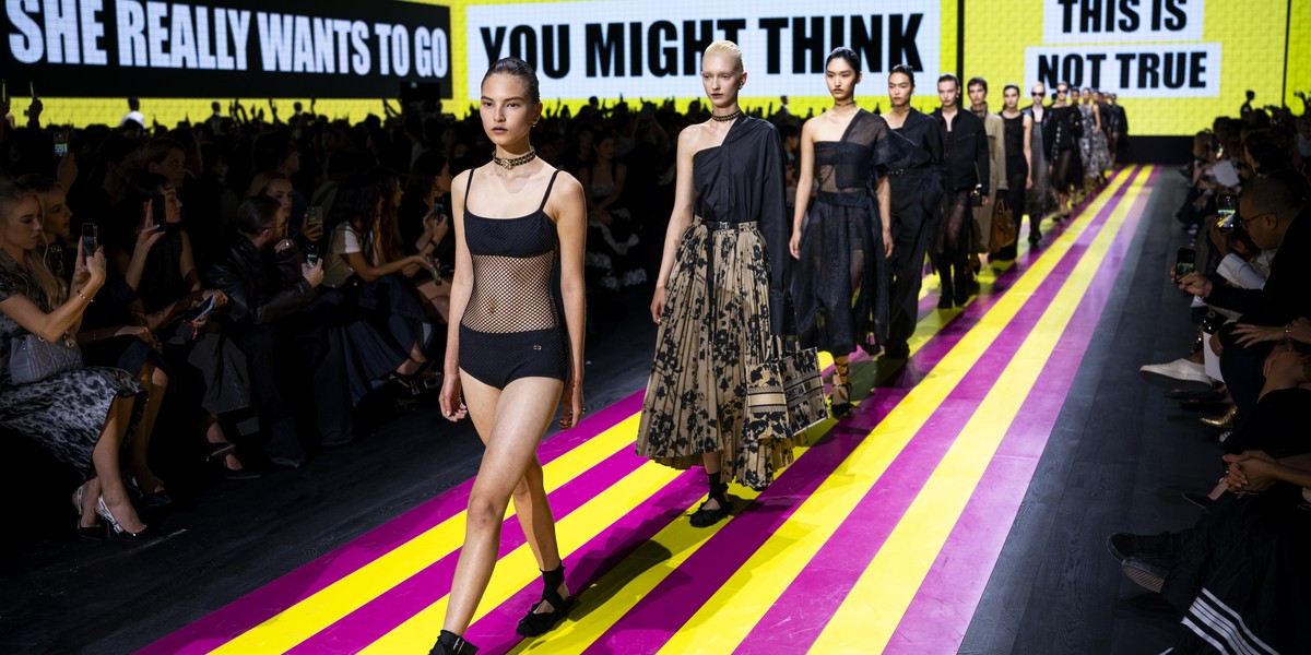 Dior traz saias plissadas volumosas, vestidos de renda e transparências em Paris