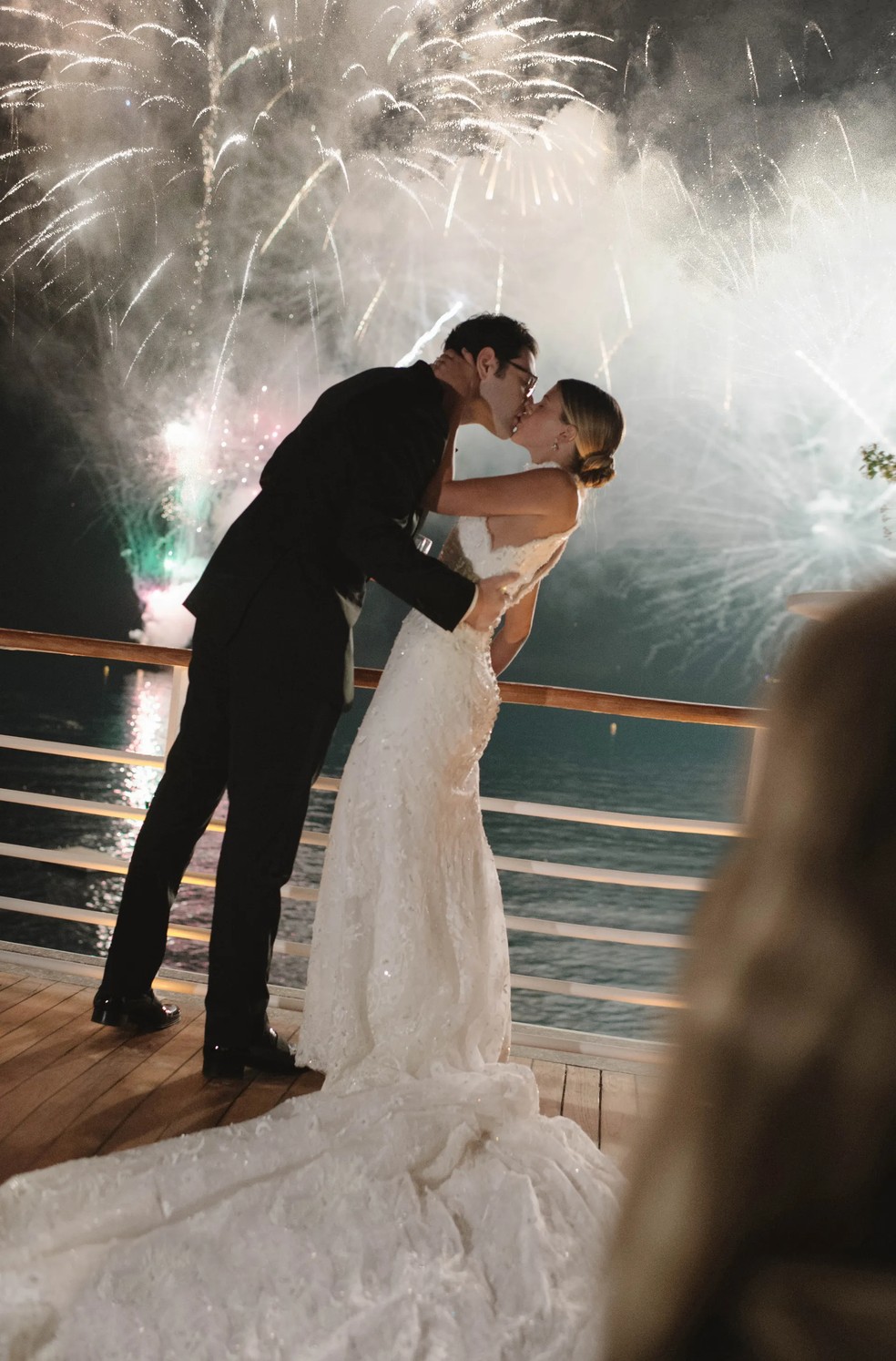 Um beijo dos recém-casados sob a luz dos fogos — Foto: Norman & Blake