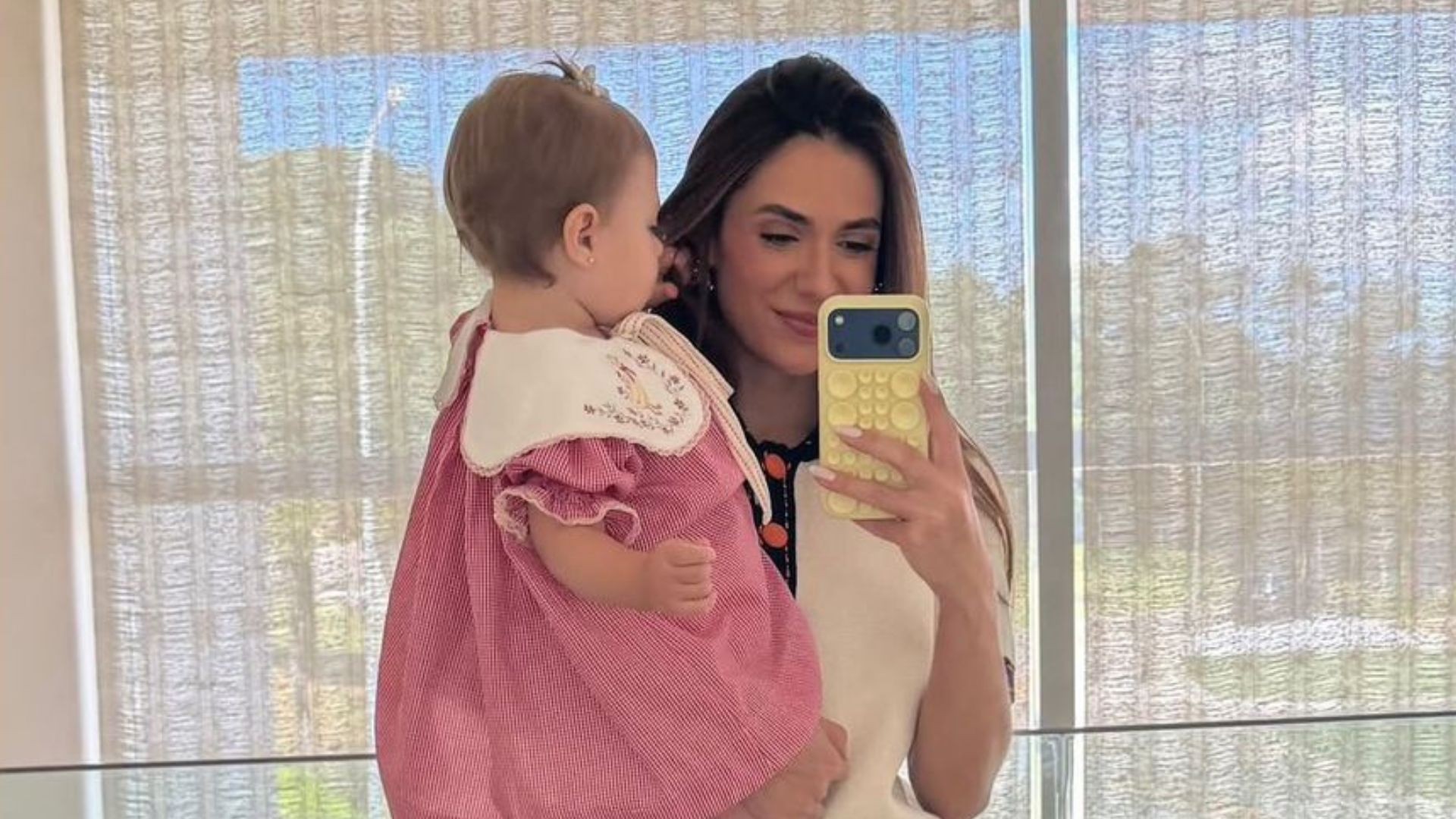 Jade Magalhães, esposa de Luan Santana, surge em clique raro no espelho com filha do casal