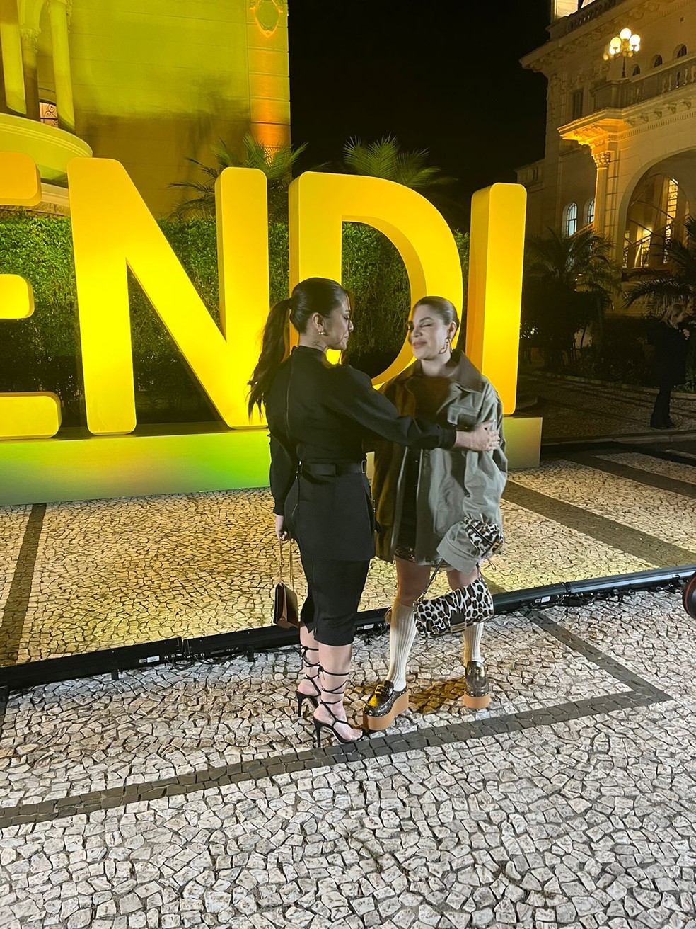 Para aterrissar no Brasil, Fendi cria edição especial da bolsa