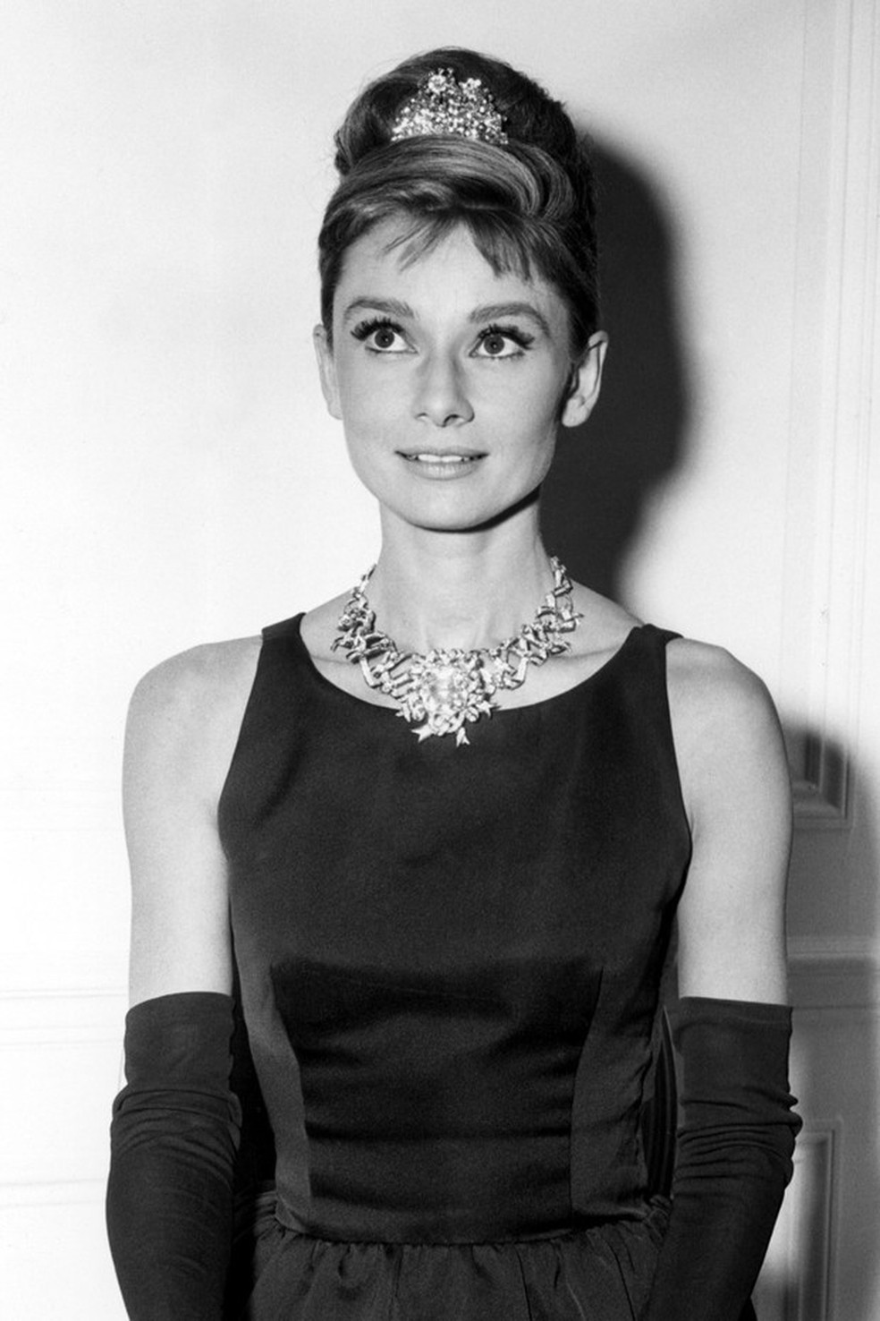 Audrey Hepburn usa joias Tiffany (Foto: Divulgação) — Foto: Vogue