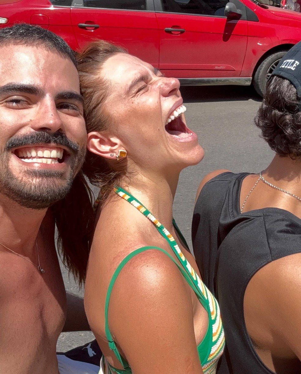 Mari Goldfarb se bronzeia e joga palavras cruzadas durante passeio com ...