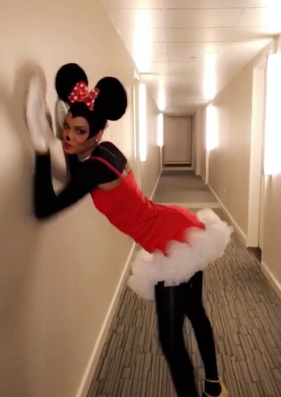 Joan Smalls requebra a caminho de festa fantasia Celebridades