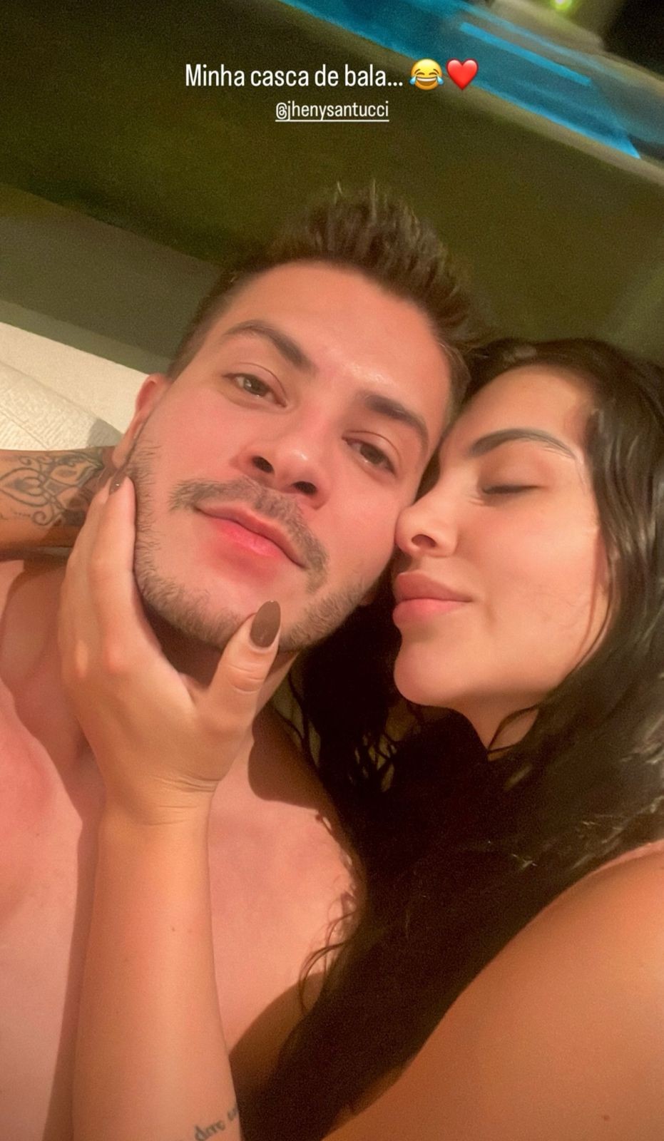 Arthur Aguiar exibe momento de carinho com Jheny Santucci