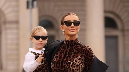 Ana Paula Siebert combina look animal print com a filha em Milão