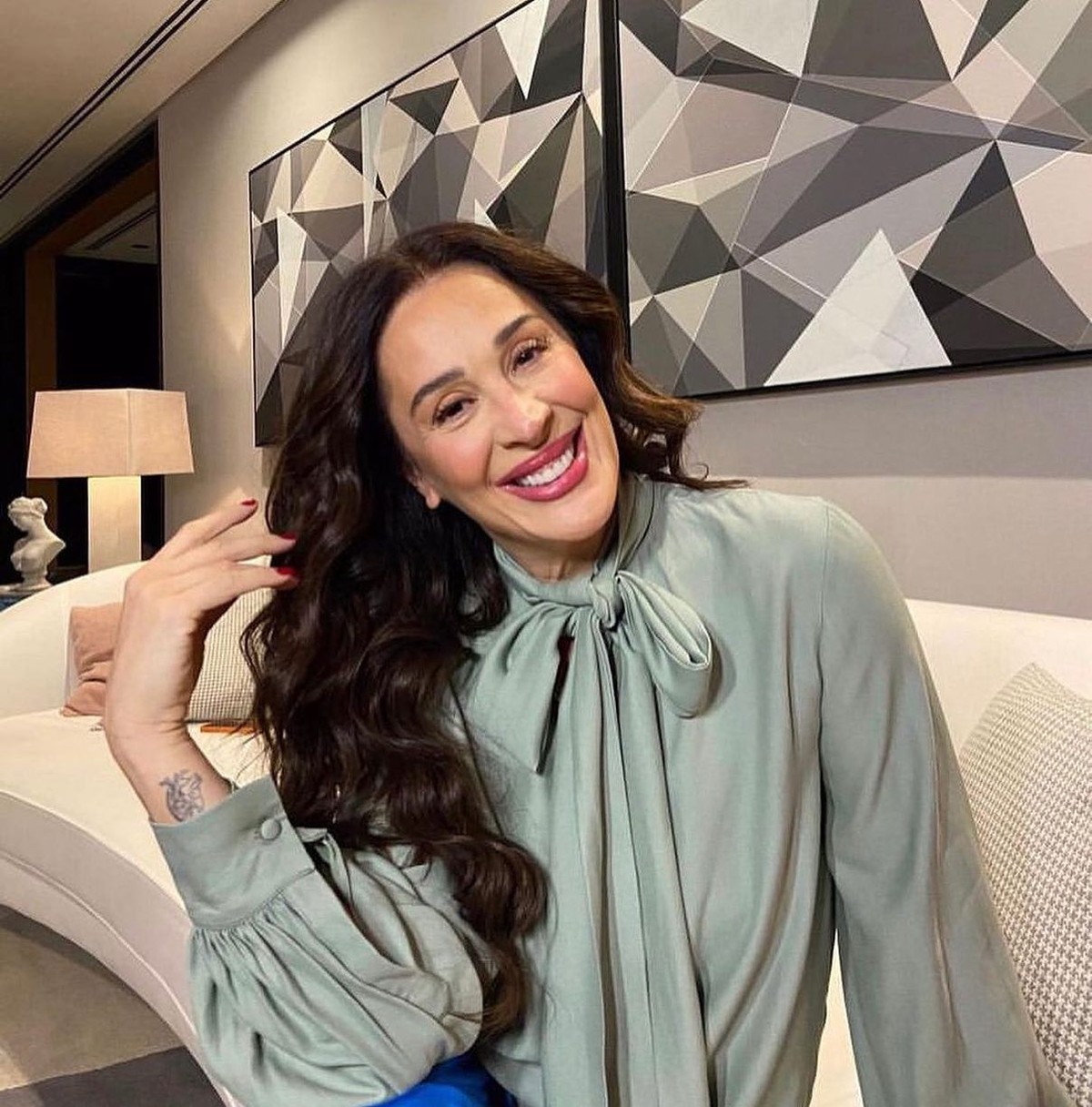 Claudia Raia exibe megaprodução de beleza