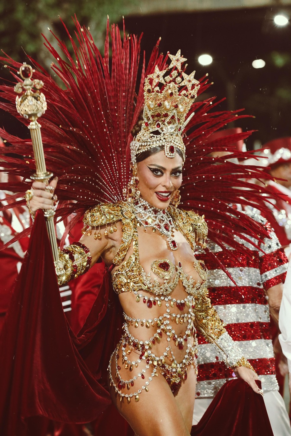 Na avenida, Juliana Paes usa um figurino da Dolce & Gabbana criado exclusivamente para o desfile de 2026 da Unidos da Viradouro — Foto: Cortesia de D&G