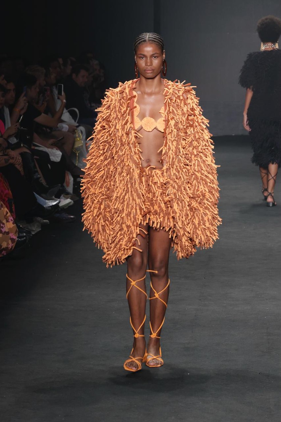 Desfile de Weider Silveiro, um dos designers que estará na exposição Caatinga, Stitching Resilience — Foto: Divulgação