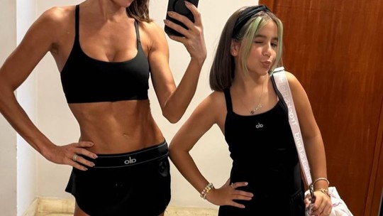Deborah Secco inicia dia com treino e combina look com a filha em selfie no espelho: "Eu e ela"