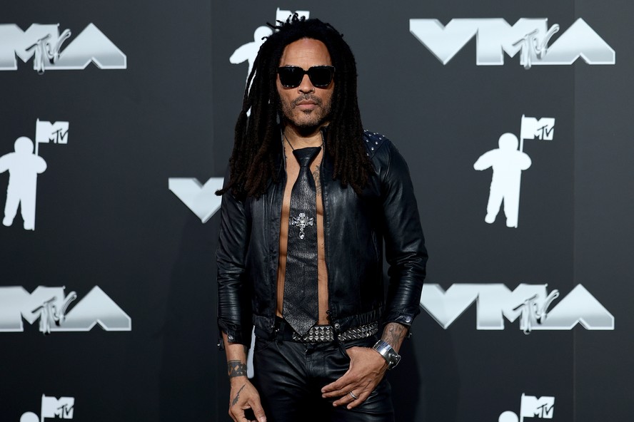 Lenny Kravitz dispensa camisa para o tapete vermelho do VMA 2024