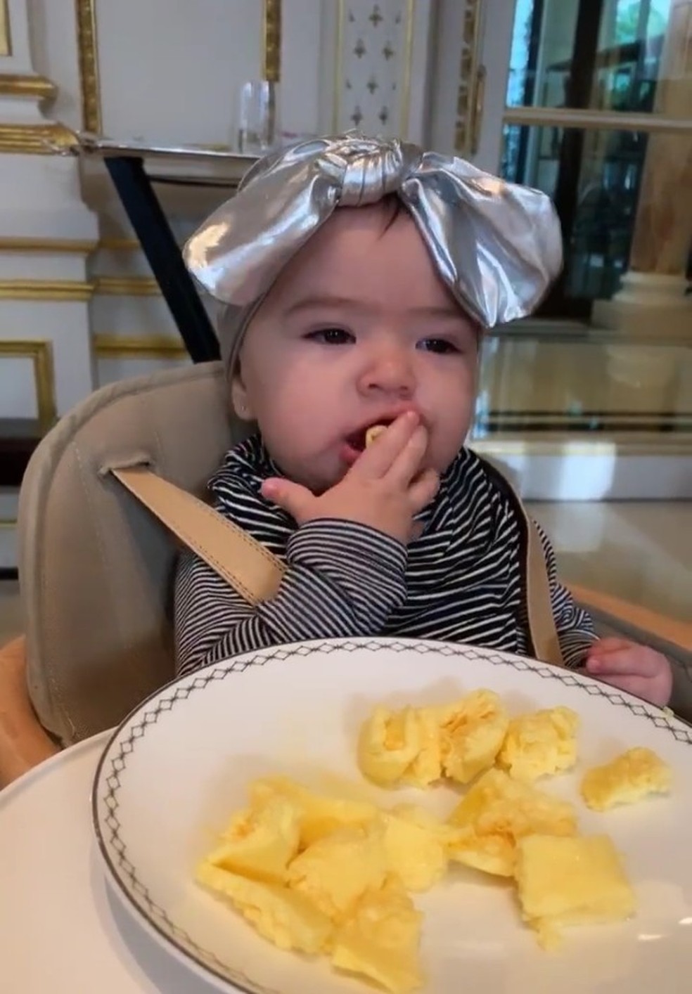 Zoe saboreia omelete em café da manhã com a mãe, Sabrina Sato (Foto: Reprodução/Instagram) — Foto: Vogue