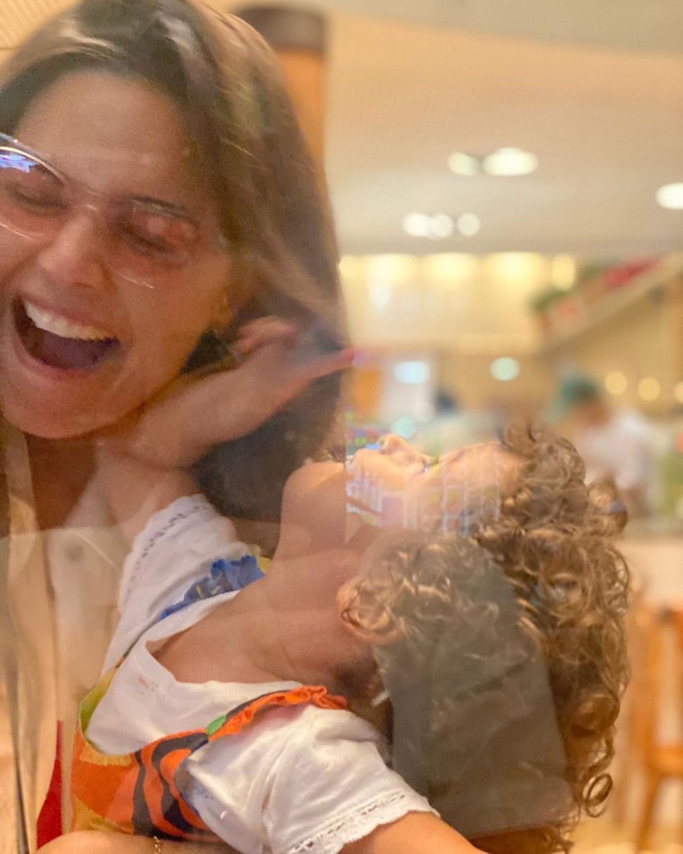 Emanuelle Araujo com a filha de Nanda Costa e Lan Lanh — Foto: Reprodução/Instagram