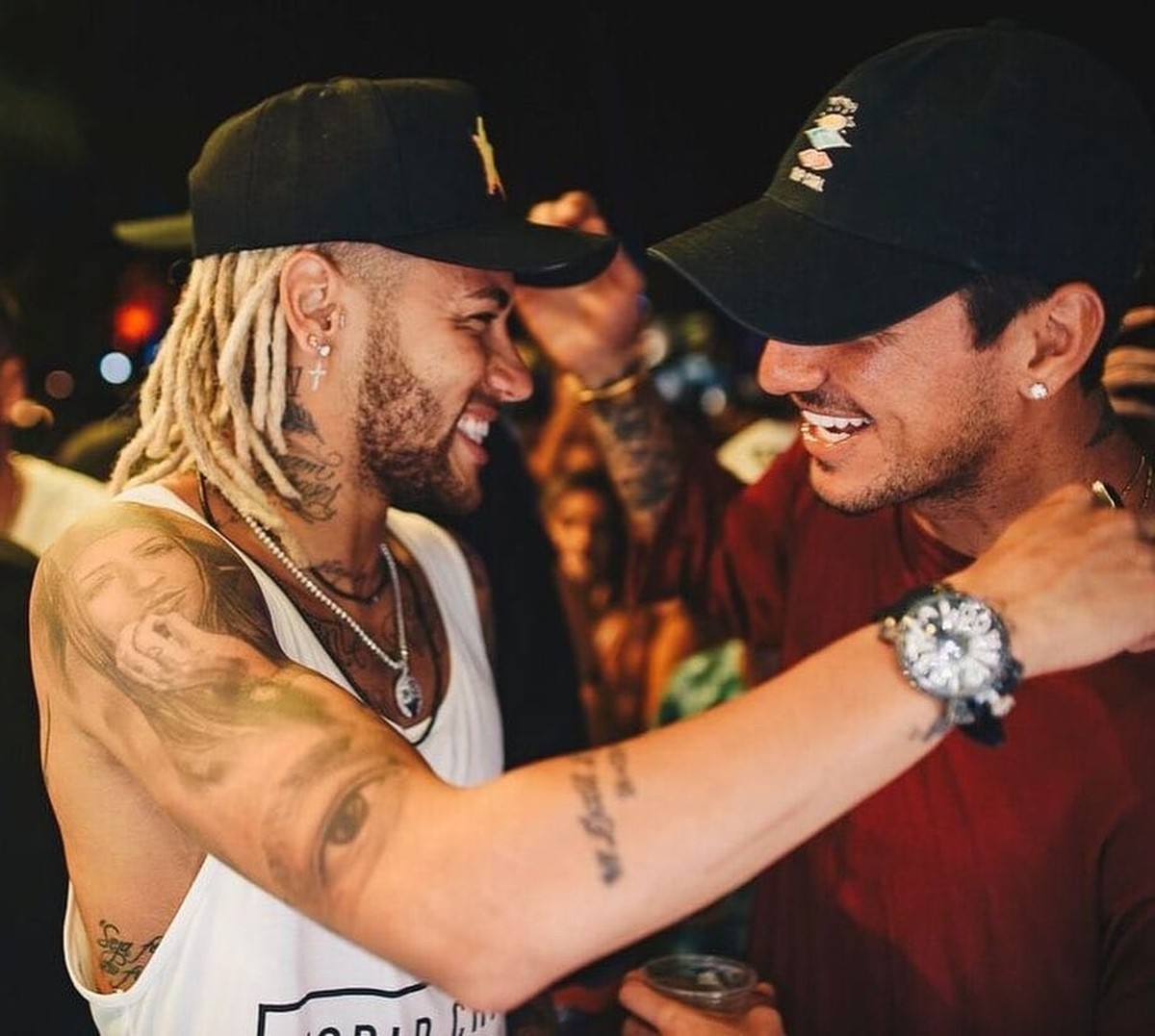 Neymar e Medina posam juntos ao lado de amigos