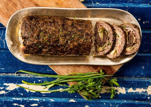 Como fazer um rocambole de carne com bacon e muçarela