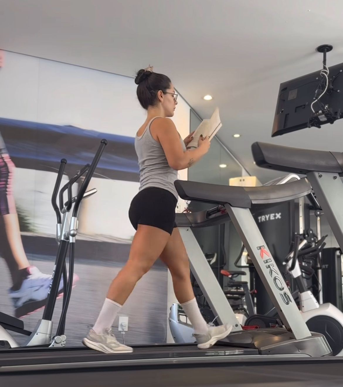 Kéfera aposta em look inusitado para o cardio: "Cueca com regata"