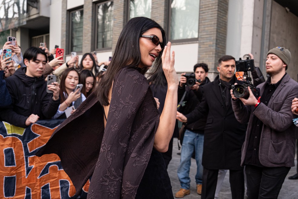 Kendall Jenner incorpora a elegância italiana com vestido ajustado e xale em Milão — Foto: Getty Images