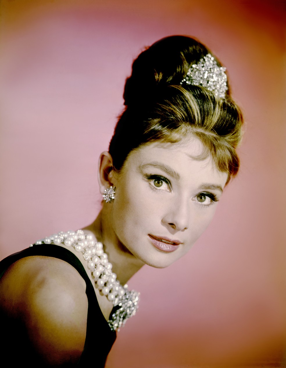 Audrey Hepburn em Bonequinha de Luxo com colar de pérolas — Foto: Getty Images