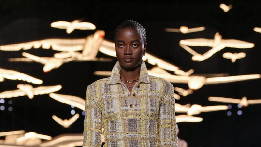 De fã da Chanel a modelo da maison: Rachel Ojuromi estreia em desfile de Matthieu Blazy