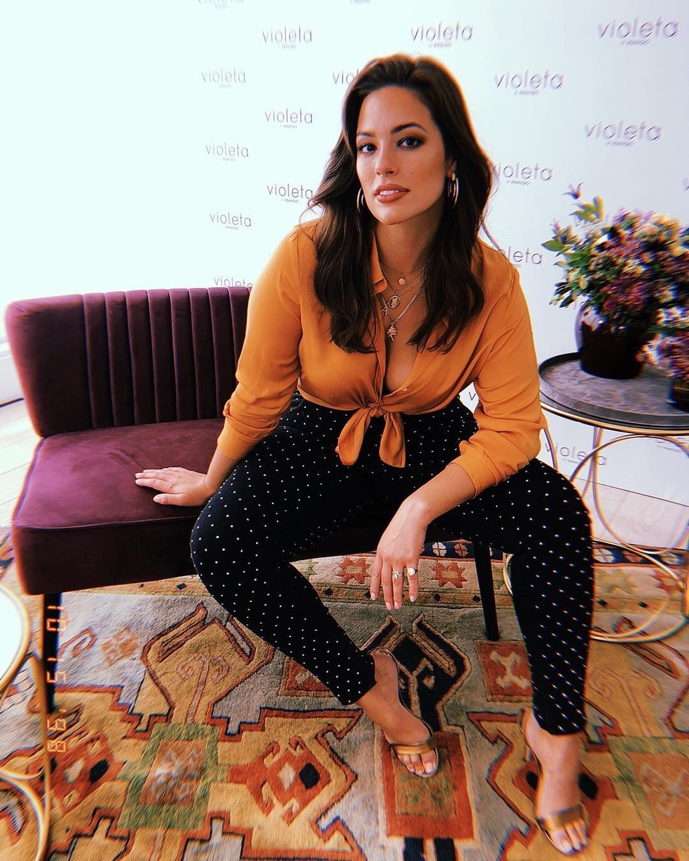 Ashley Graham Capricha No Decote Ao Posar Com Look Sexy Celebridades Vogue 5696